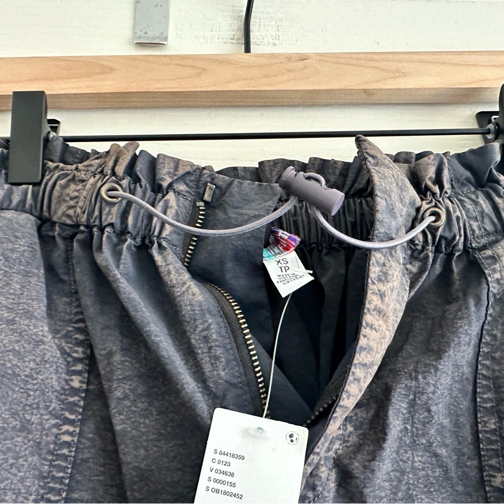 NWT Urban Outfitters Sloan Nylon Balloon Pants. Size: XS. Excellent condition - Picture 14 of 14